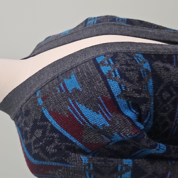 Full Tilt Gray Blue Maroon Patterned Boho Southwest Cardigan Size Medium Aztec - Picture 2 of 8